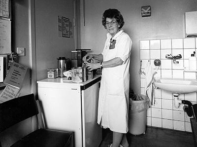 Städerskan "Kaffe-Margit" på onklologiska kliniken. Foto Ola Terje 1988 - 1989.