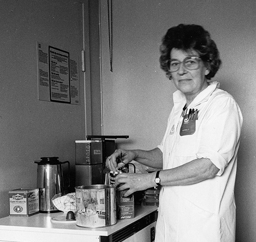 Städerskan "Kaffe-Margit" på onklologiska kliniken. Foto Ola Terje 1988 - 1989.